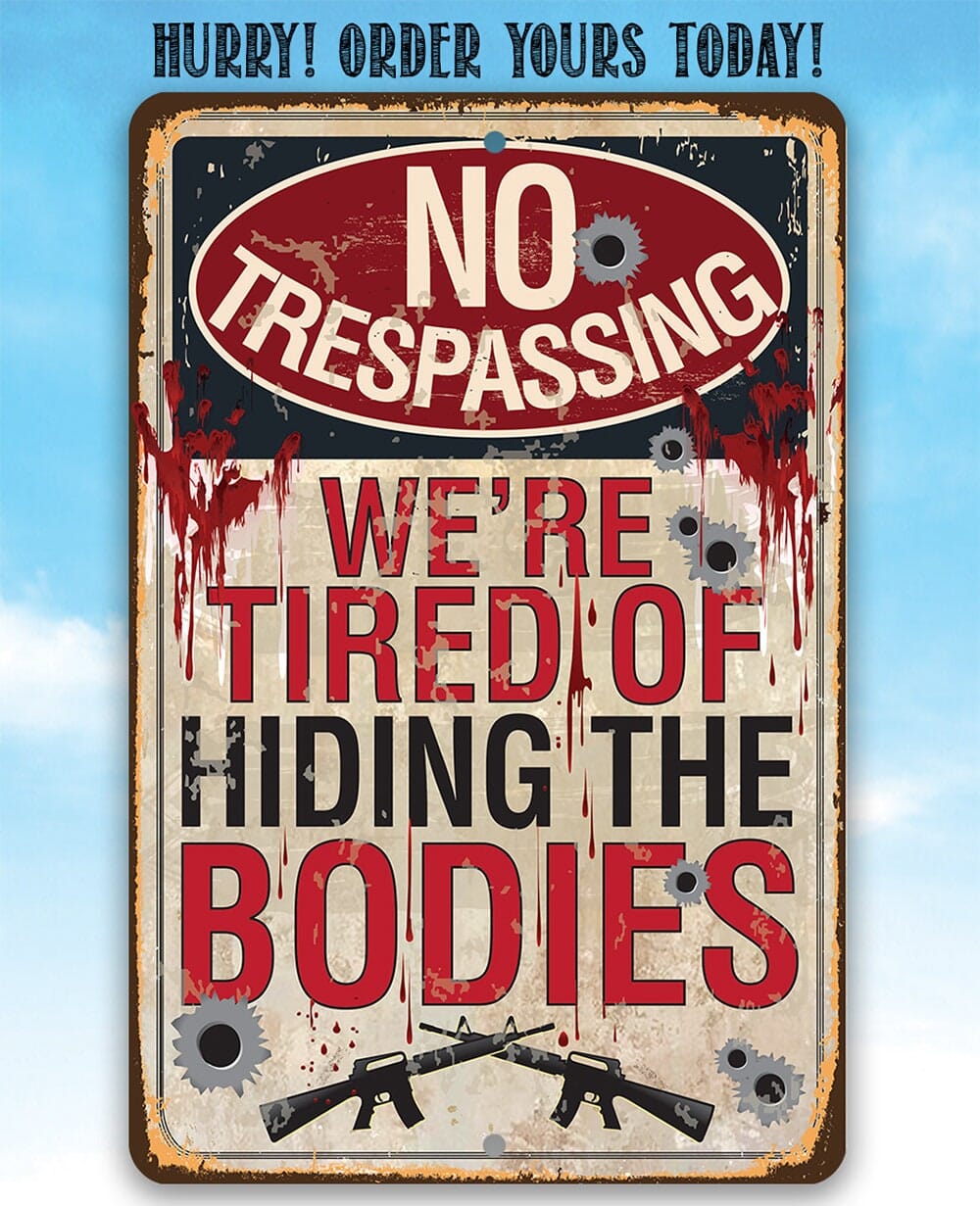 Targa In Metallo Vintage Di Halloween TAOPAOLAB - Divertente Cartello 30,5x20,3 Cm "No Trespassing: We're Tired Of Hiding The Bodies"